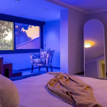 Private In The Forest With Pool And Jacuzzi 别墅