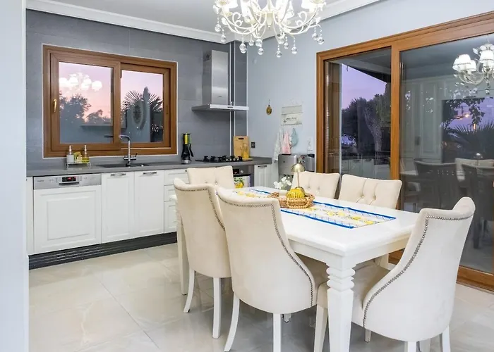 Private In The Forest With Pool And Jacuzzi 别墅